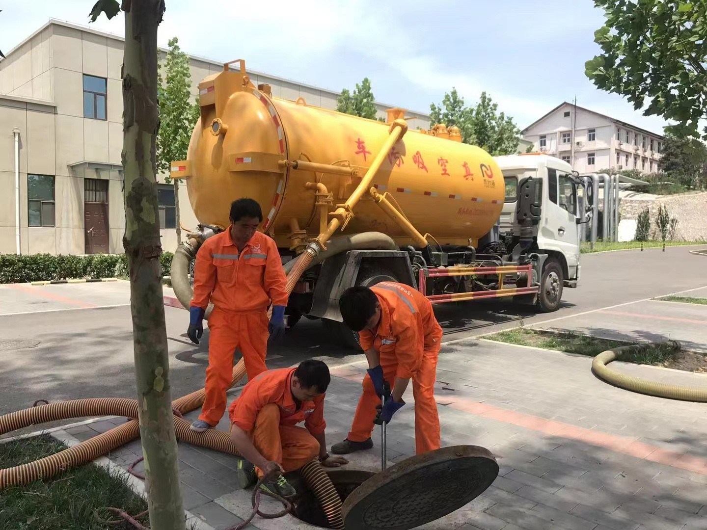 宝清管道疏通车停在窨井附近