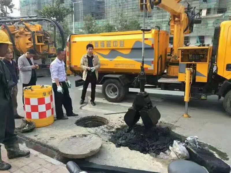 宝清街道：网格员化身“清道夫”，为民解忧疏通“堵心”化粪池